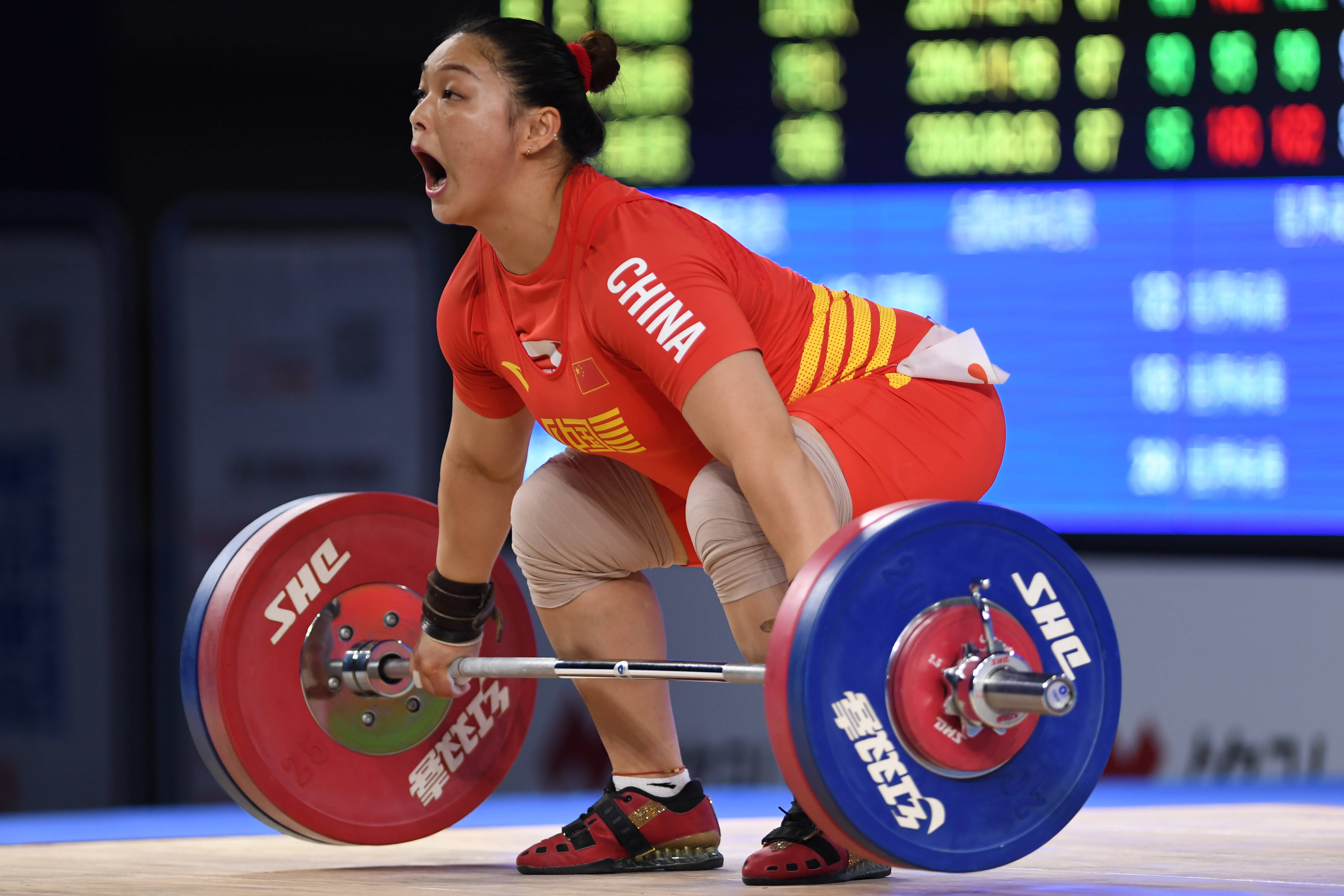 举重女子公斤级决赛强强对决，中国选手称霸