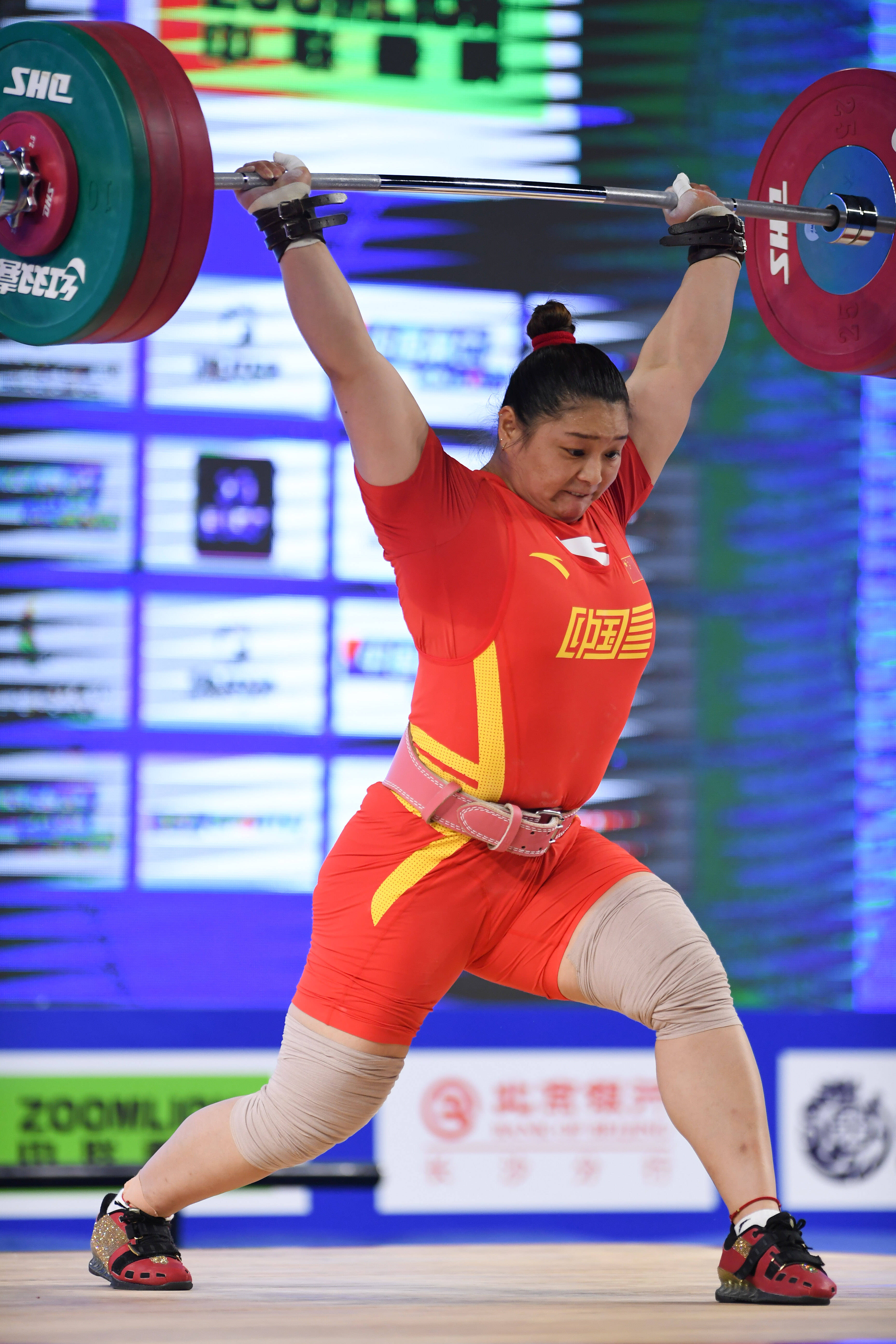 举重女子公斤级决赛强强对决，中国选手称霸