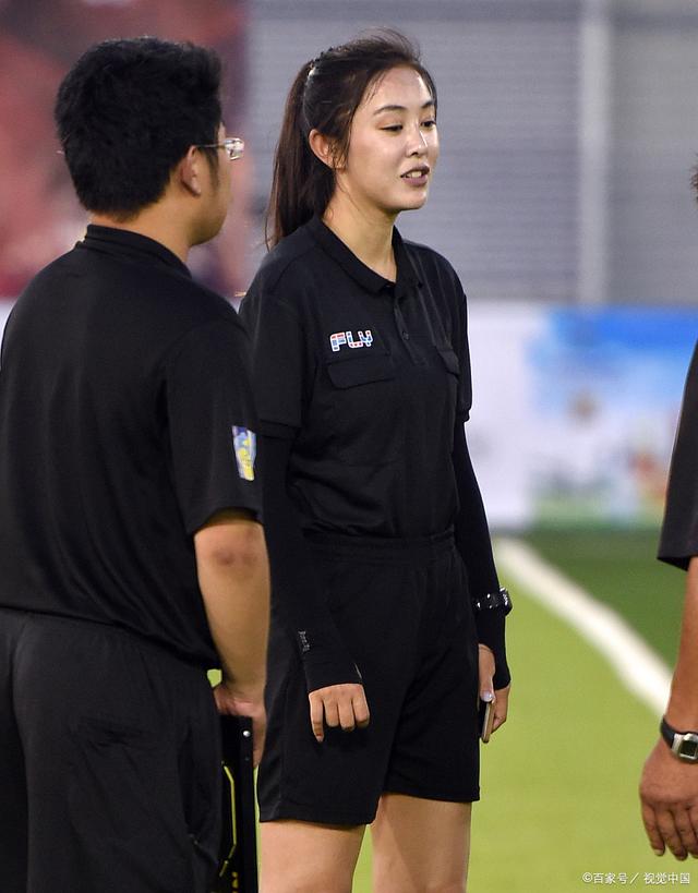 体育赛场上，女球员们表现出色