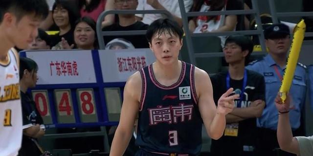 杜锋率队强势登顶，广东队实力凸显震撼全场